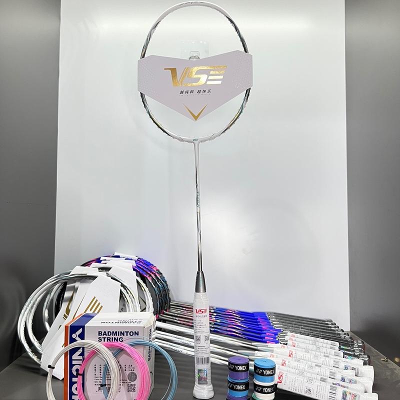  Vợt Cầu Lông VS titan7.  tặng kèm 1 cước căng + 1 cuốn cán + 1 bao vợt. Căng theo yêu cầu quý khách lựa chọn Cán Vợt Carbon 