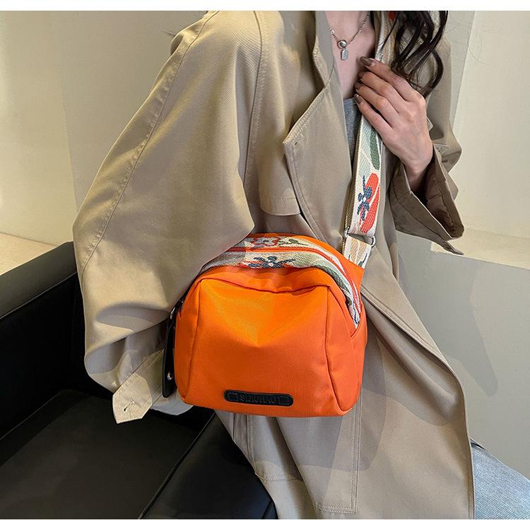 Product Introduction of Large Capacity Simple New Shoulder Small Cloth Bag Women's Messenger Bag Women's Bag Fashion All-Match Lightweight Oxford Cloth Shell Bag 26