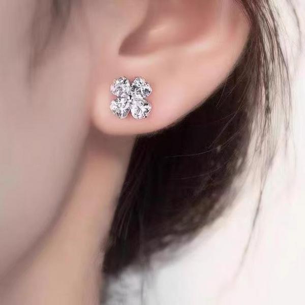 Product Introduction of Full Diamond Four Leaf Clover Ear Stud Female Simple Earrings for Birthdays and Valentine's Days Gift 7