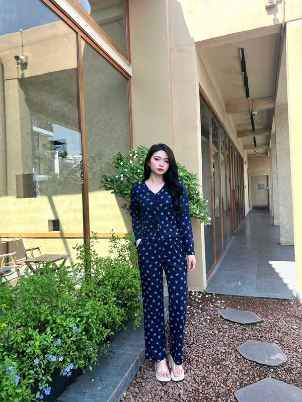 Set Bộ Thun Gân Tăm Lạnh Quần Dài Ống Suông Kèm Áo Tay Dài Croptop Co Giãn 4 Chiều Nữ Women Kem Voi