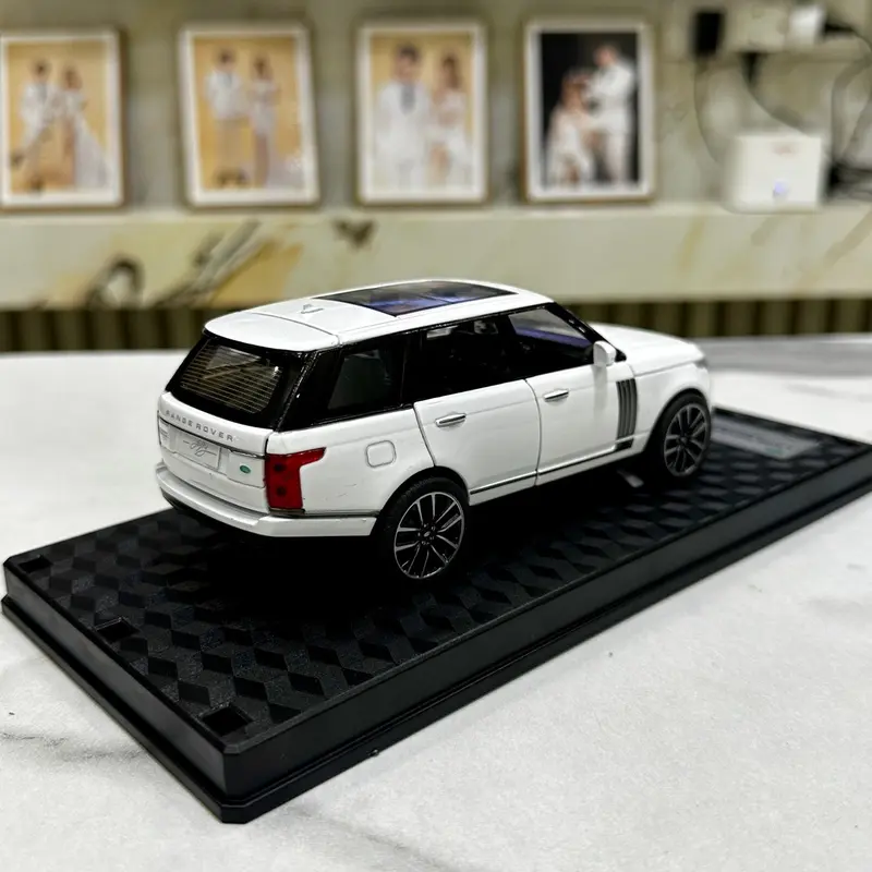Mô hình xe Land Rover Range Rover tỉ lệ 1:32 kèm đế 2 phiên bản Toy Đồ Chơi 6