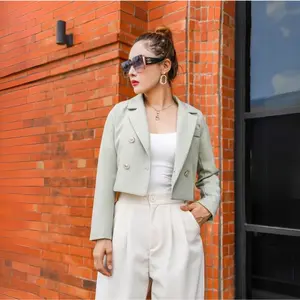 FOLADY - M314 Blazer crop top wanita dengan desain simple dan elegan untuk tampilan kekinian. Model V-neck membuatnya terlihat lebih menarik, dilengkapi kancing hidup yang memberi sentuhan mewah sekaligus fungsional.