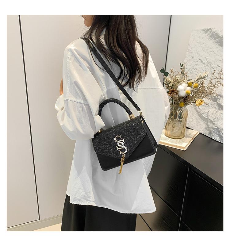 Product Introduction of Túi Vuông Nhỏ Chất Lượng Cao, Thời Trang Mới, Thiết Kế Chữ Cái Và Tua Rua, Dây Xích Xích, Thích Hợp Cho Phụ Nữ, Túi Đeo Vai Tongqin, Phổ Biến Năm Nay Bag 20