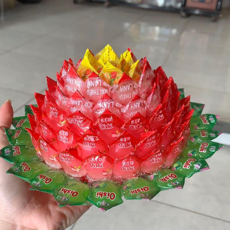 Hoa sen làm bằng kẹo Oishi 7 tầng