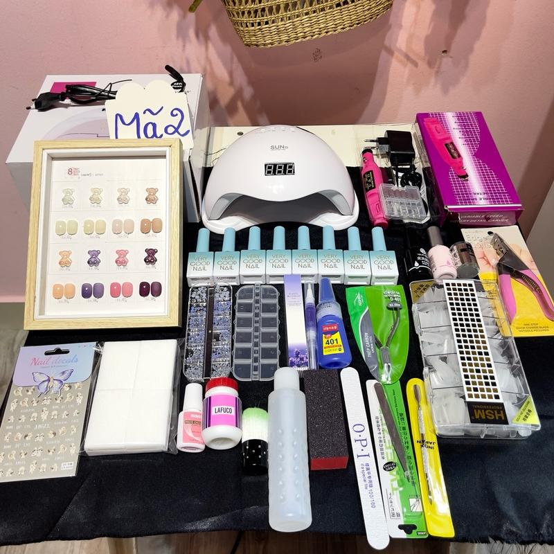 Các Mã set combo nail Sơn Thạch, Với 5 mã khác nhau nhiều lựa chọn.   Mỗi set điều kèm thêm bản màu. Set combo cơ bản Nail đầy đủ. Máy+ máy mài Mini Độ bóng cao Bền. Bản màu có bản hơi xấu 1 tí do vận chuyển nên mọi người thông cảm cho sốp em nha