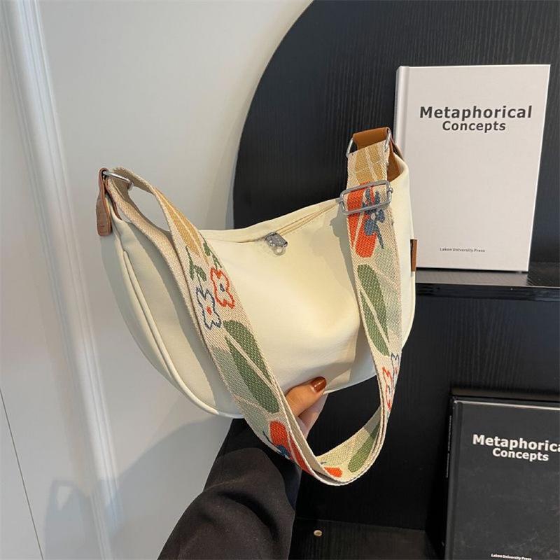 Product Introduction of Ethnic Style Messenger Bag Underarm Bag Selenodont Bag Dumpling Bag Large Capacity Japanese and Korean Style 2024 New Casual 23