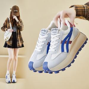 ファッショナブルなマルチカラーの厚底スポーツ高さ増加カジュアルシューズ 女性用 軽量設計 ブルー&ホワイトカラー 快適な履き心地 多彩な用途に適したシューズ