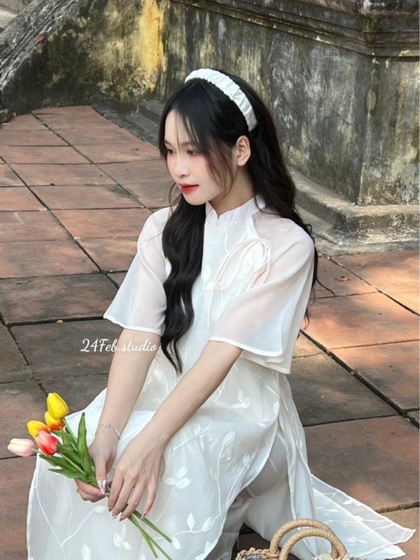 AD02 Set áo dài cách tân thêu hoa tay lỡ kèm quần lụa đi kèm bờm tóc phong cách truyền thống Việt Nam 24Feb.studio