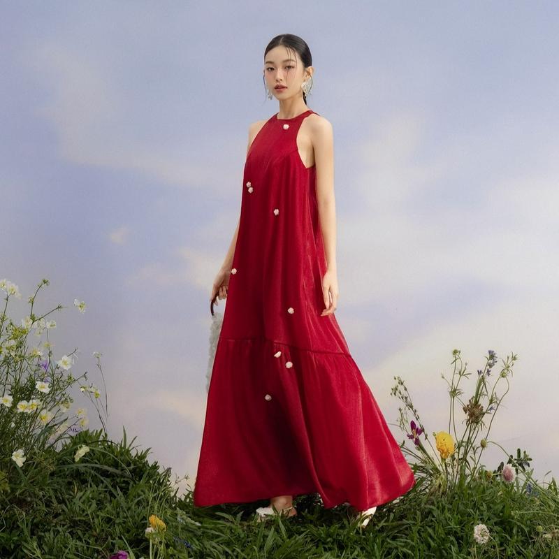 Đầm maxi cổ yếm kèm dây cột eo Isaura nổi bật dịu dàng phù hợp đi chơi, du lịch OLV