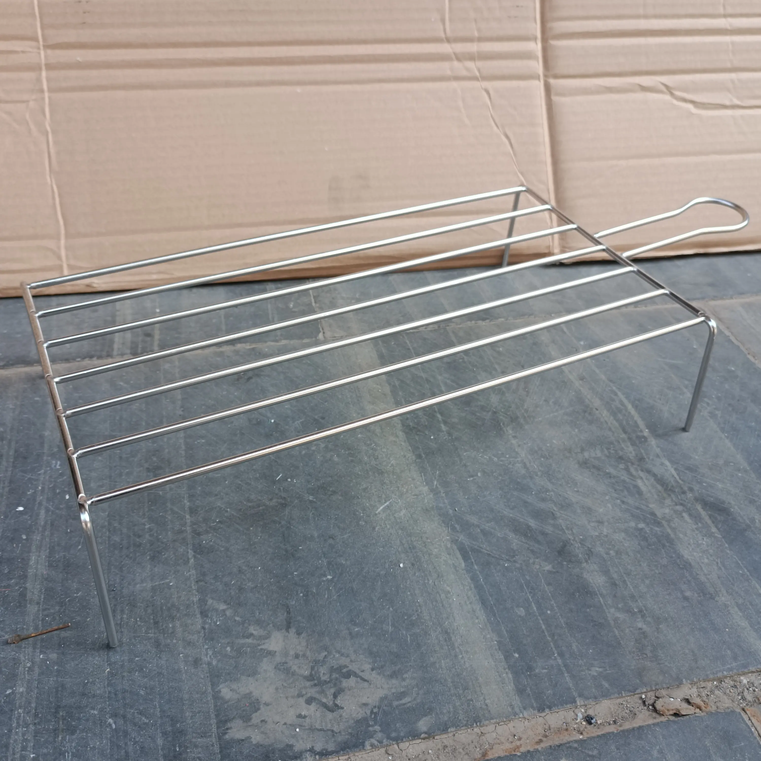 A simple stainless steel barbecue grill is a great and portable helper for barbecuing.