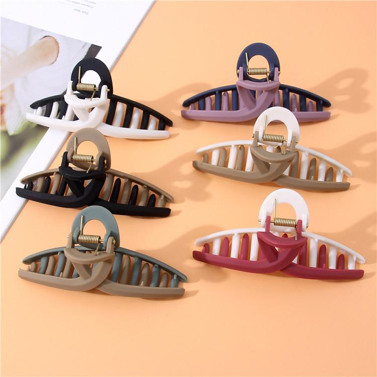 Product Introduction of Large Grab Clip New Two-tone Facial Hair Clip Back Head Clip Simple Shark Clip 1