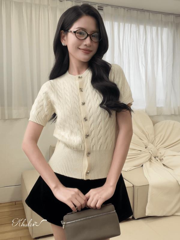 Áo len ngắn tay dệt kim mỏng cổ tròn Suri top by Khales hai màu hồng/be phối cúc nơ 1