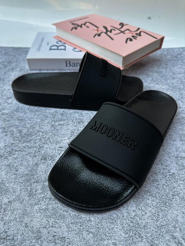 Dép quai ngang MOONER 25 chữ nhỏ nổi chất liệu cao su cao cấp chống nước,chống trơn trượt bản đế cao su đúc 3 phân kiểu dáng xu hướng bắt trend dành cho boy girl phố_dép quai ngang nam nữ đẹp 2024