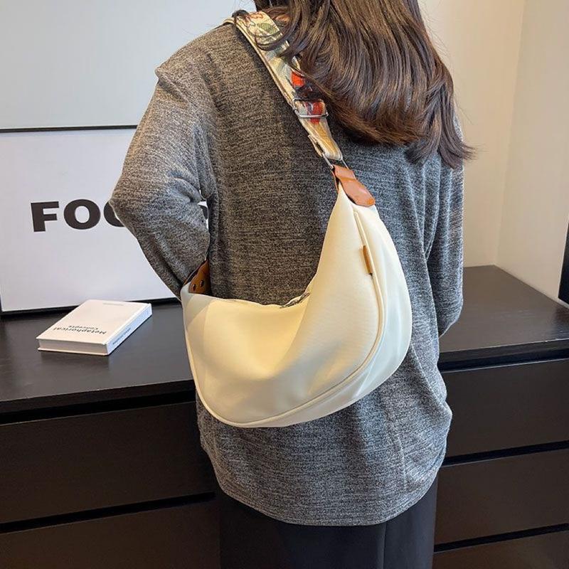 Product Introduction of Ethnic Style Messenger Bag Underarm Bag Selenodont Bag Dumpling Bag Large Capacity Japanese and Korean Style 2024 New Casual 21