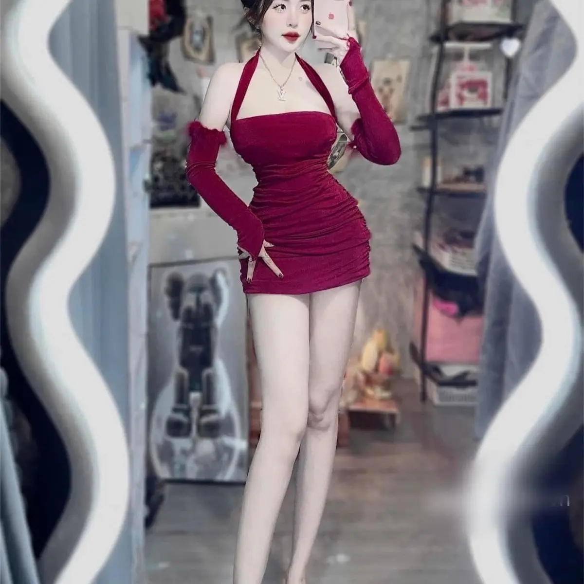 ￼Đầm yếm nhũ ôm body dáng ngắn , kèm tay rời lông và quần trong cực hot