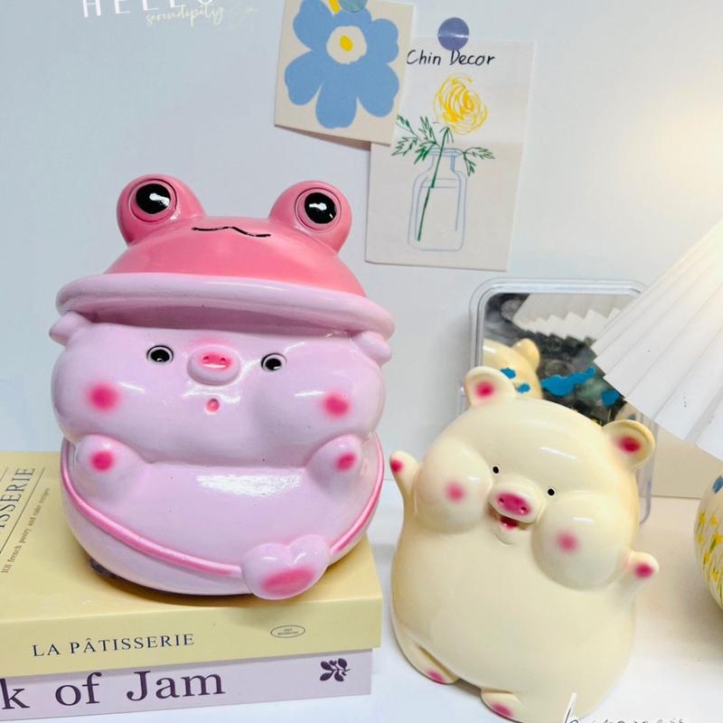[Mua 1 mũ ếch to tặ.ng 1 mũ vịt] Heo đất, lợn đất mũ ếch 20cmx18cmx16cm - Chin decor Ống Tiết Kiệm Ống Heo Đựng Tiền