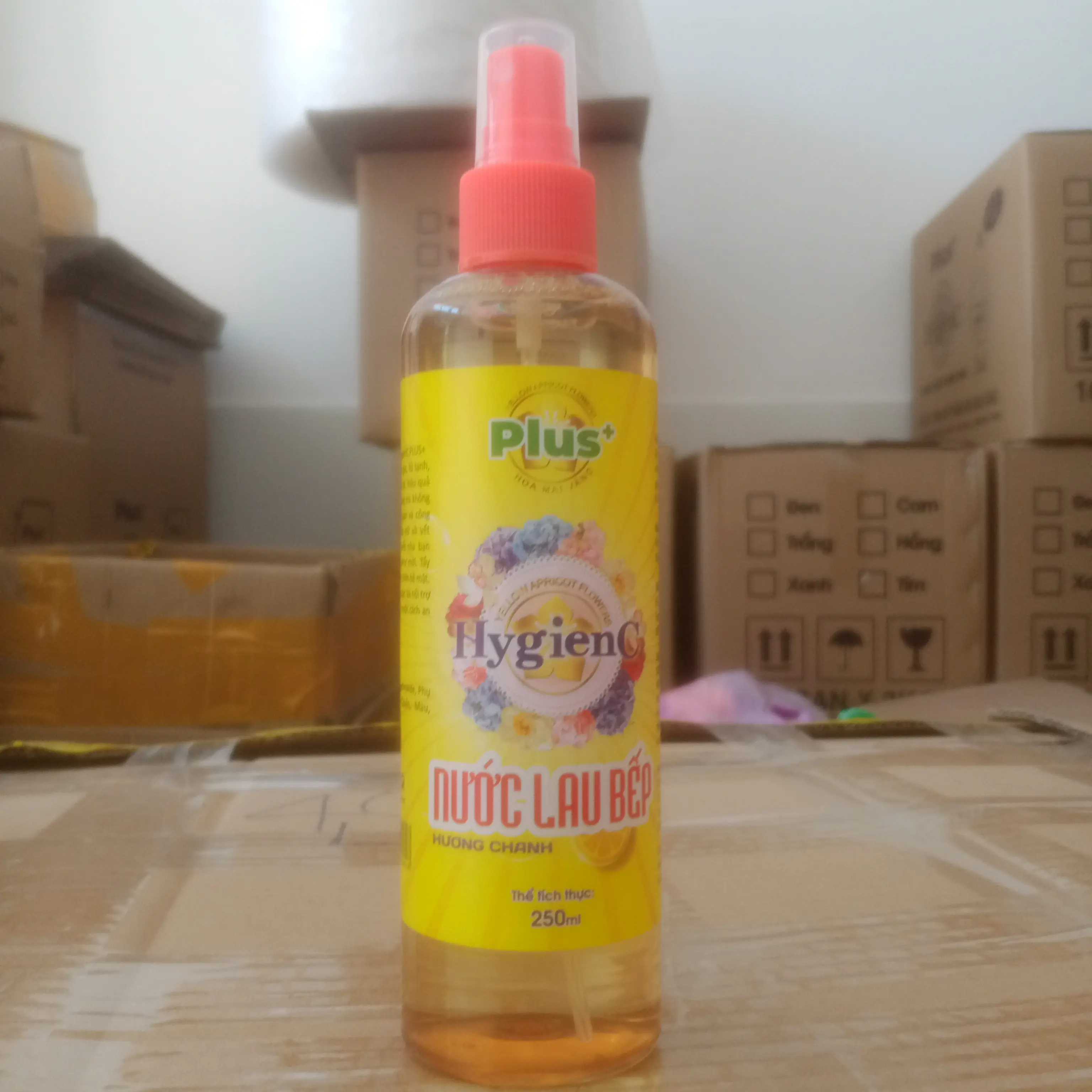 Nước lau bếp hương chanh chai 250ml giúp vệ sinh vết dầu mỡ dễ dàng