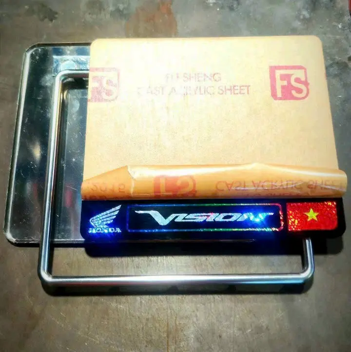 Khung biển số có chữ Vision và cờ Việt Nam 4
