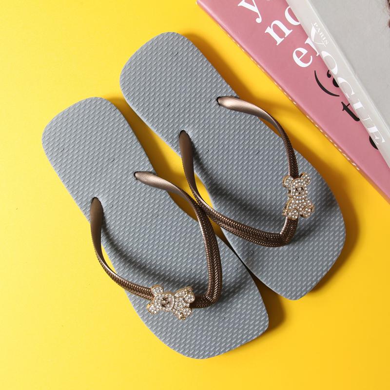 Dép kẹp nữ HVN Thailand mũi vuông phối charm gấu vàng, chất liệu đế cao su cao cấp không xẹp lún, thiết kế chống trơn trượt - Dép tông nữ, Dép đi biểnDéP GiàY Shoes