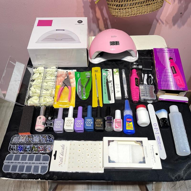 Set combo nail cơ bản đầy đủ 1 máy mài mini đi kèm bộ đầu mài. 1 máy hơ gel sun5 5 chai sơn gel màu ngẫu nhiên 1 chai base  1 chai top bóng 1 hộp móg 1 kìm bấm móg 1 kìm cắt da 1 đẩy da 1 cây nhíp 1 bút dưỡng viền 1 phao móg 1 chai phá gel 1 keo mbon 1 Nữ