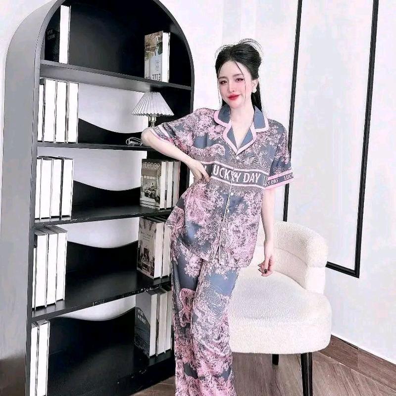 Latin-21: Bộ Đồ Pijama Nút Bọc ,Size 45-60kg & 60-75kg, Vải Lụa Latin Tơ Tằm Mềm Mại Mát, Cảnh Rừng Hồng Ghi, Quần Dài Tay Áo Dài Ngắn, Cho Nữ - Quần Ngủ Voi Women Nho Kem Nhung 1