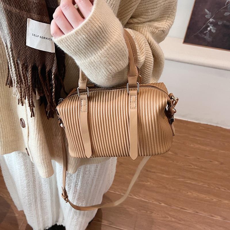 Product Introduction of High-quality Hand-held Bowling Bag Women's Autumn and Winter Simple and Fashionable Shoulder Bag Feeling Messenger Bag Bag 6609-521 10