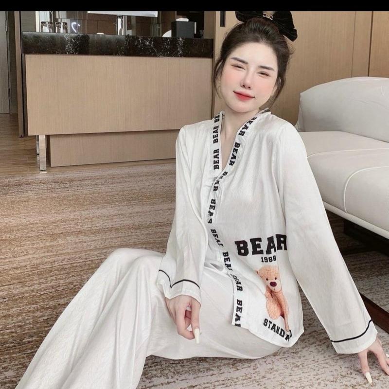 (40-60kg và 60-80kg) Đồ Bộ Pizama Dành Cho Nữ, Chất Vải Lụa Xước Mềm, Thoáng Mát, Tay Ngắn Quần Dài, In Họa Tiết Gấu Cổ V Viền Chữ Nền Đen Trắng