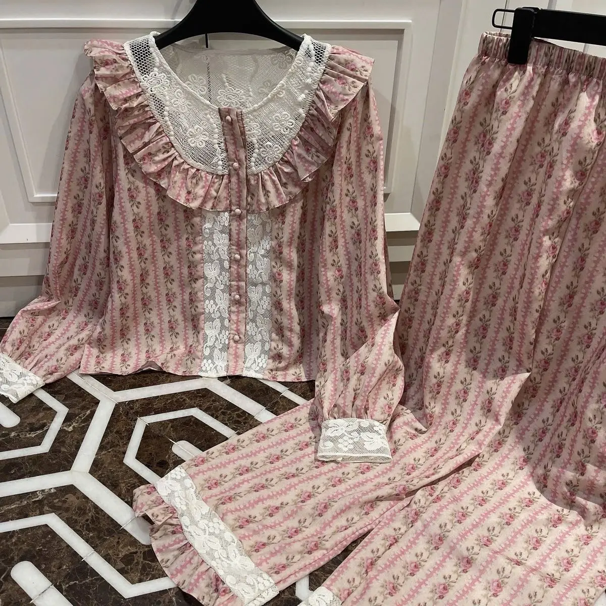 Pijama thô hoa nhí hồng cổ phối ren