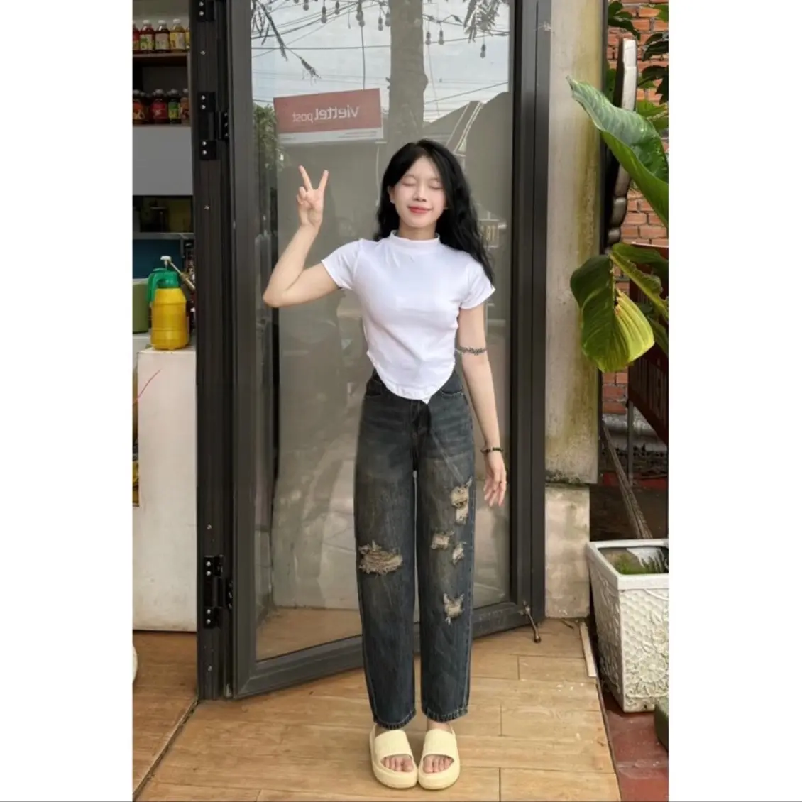 Quần baggy jeans xanh dơ rách + áo cổ lọ nhún eo tay ngắn trắng