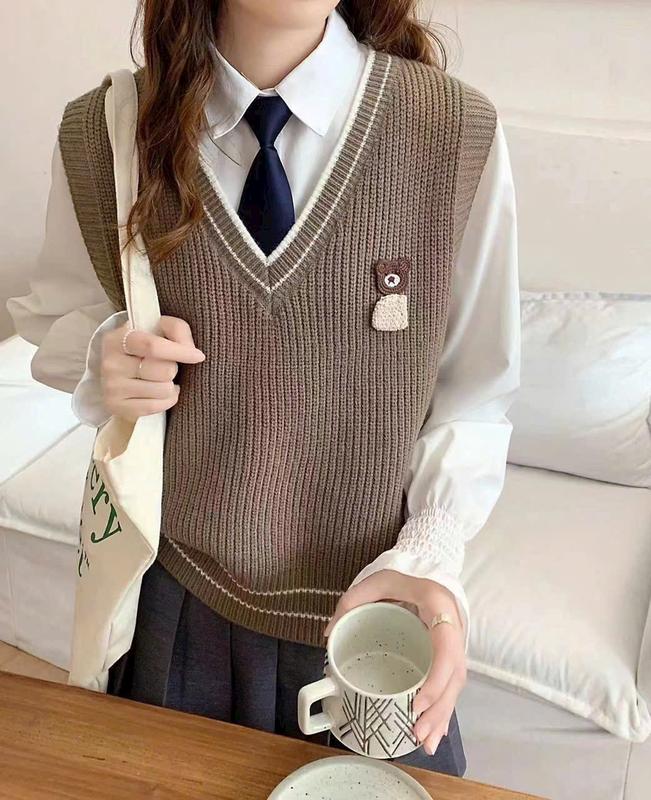 ÁO GILE LEN TRƠN CỔ TIM CHO NỮ CÓ THÊU GẤU NGỰC ÁO GHILE LEN DỆT KIM KIỂU DÁNG BASIC CỔ VIỀN V áo gile Women