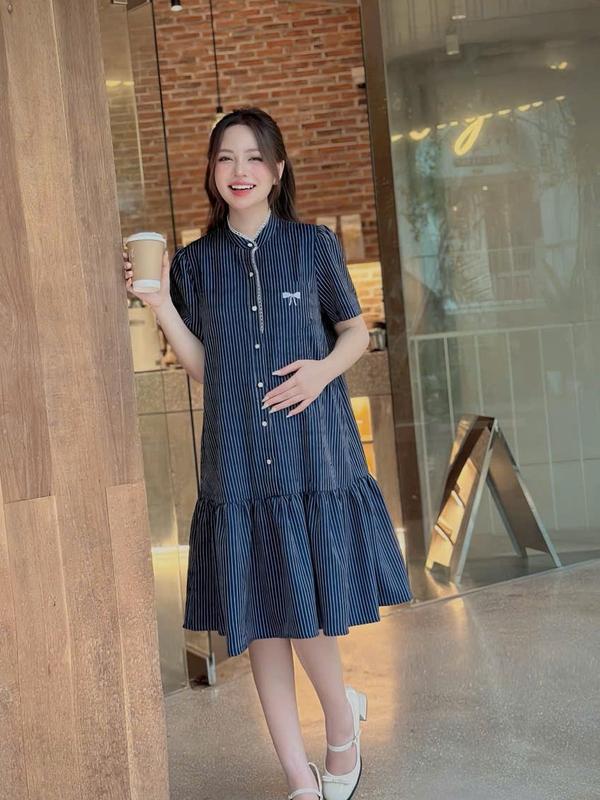 Váy Bầu Váy Sau Sinh (V169) Kẻ  Xanh- Ghi Thêu Nơ - Cổ Hoa Cúc- Dáng babydoll  ( 40-70kg). 8
