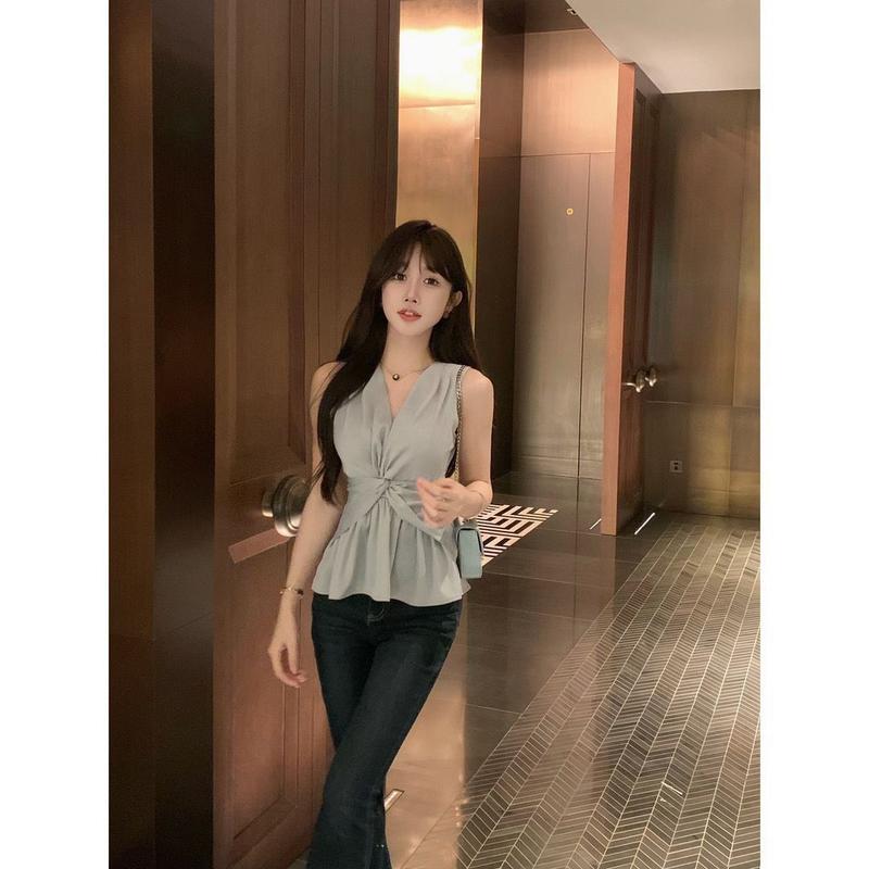 Product Introduction of Áo Vest Không Tay Bó Sát Phong Cách Pháp Ngọt Ngào Và Hợp Xu hướng Thiết Kế Eo Xoắn Xếp Nhún Cổ Chữ V, Dành Cho Nữ, Dễ Thương Và Gợi Cảm, Thích Hợp Cho Mùa Hè, Phong Cách Hợp Xu hướng Và Gợi Cảm Top Women 12