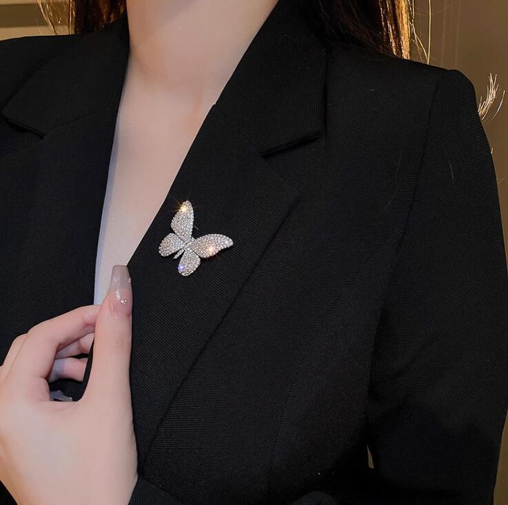 Product Introduction of Shiny Diamond Butterfly Brooch for Women, Unique Design, Elegant Suit Pin, 2023 New High-end Exquisite Accessory 5