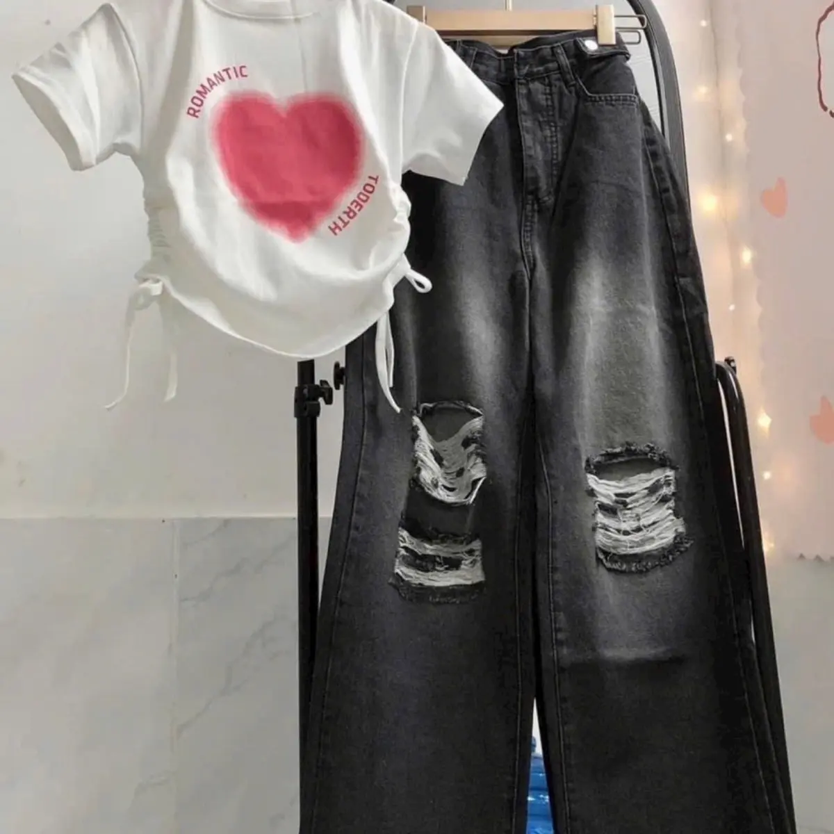 Set Baggy Jeans Ống Suông Đai Nút Rách + Áo croptoprút dây tim hồng