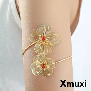 [Xmuxi] Gelang Lengan Bunga Berlian Merah Logam Emas dengan Desain Filigree Modis Menarik Perhatian Eksklusif Mewah Z269