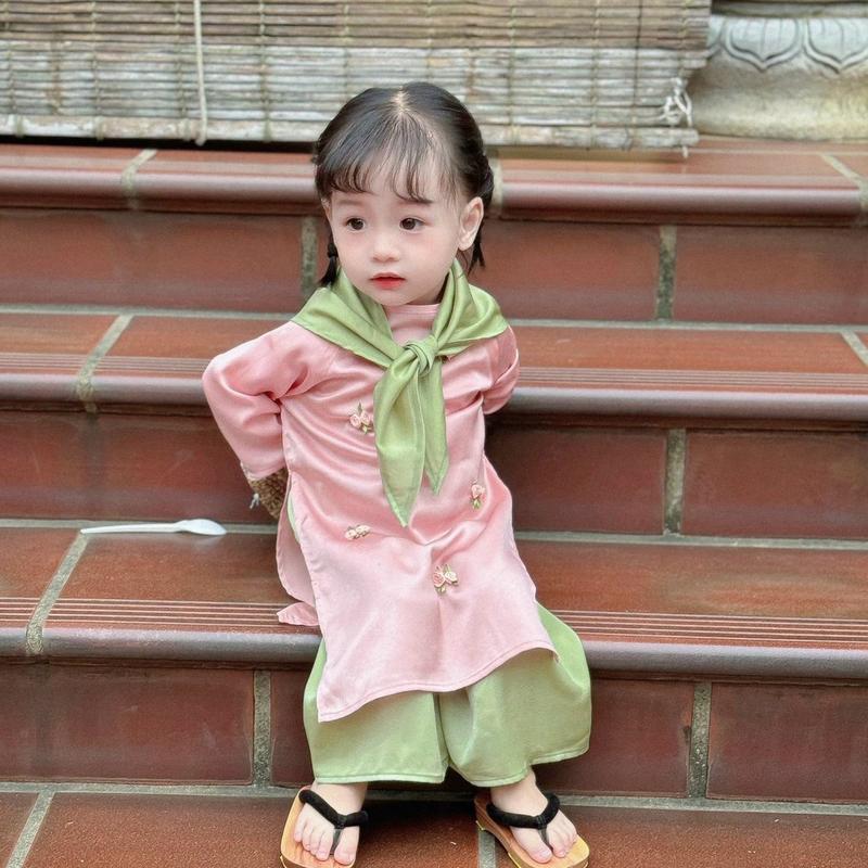 Áo dài Tết bé trai, bé gái thêu hoa thủ công màu hồng quần xanh kèm khăn và bờm Đậu Kids&Mom AD003 4