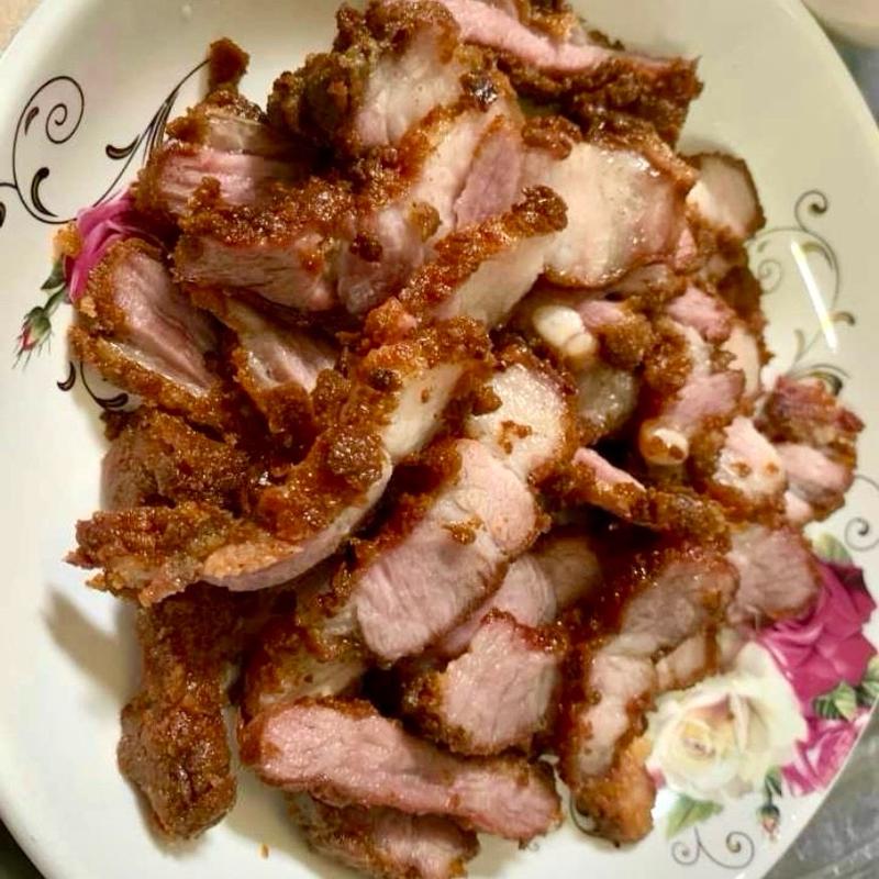 Thịt thính chua : 500 g , thịt thính vị chua nhẹ rất thơm, không mặn . Rán hoặc nướng ăn với cơm nóng. Sản phẩm có hạn sử dụng 3 tháng . Thức Ăn