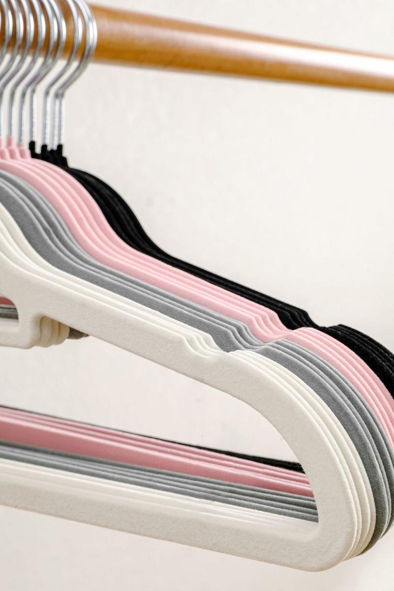 Product Introduction of Flocked Hangers for Dry and Wet Use, Thickened Non-Slip No Trace Clothes Hangers for Home Storage 4