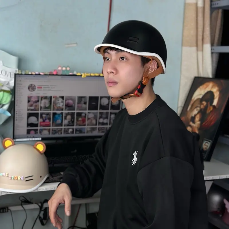 ( NÓN BẢO HIỂM ĐẠT CHUẨN ) MŨ BẢO HIỂM DÁNG CÁ HEO CHÍNH HÃNG ( HÀNG ĐẠT CHUẨN ĐI XE MÁY ) - TẶNG CHAM CHỮ + TAI - Helmet Phụ Kiện Đội đầu 1