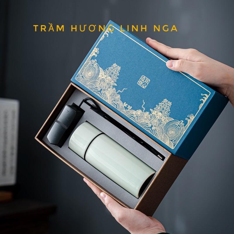 Product Introduction of Lư xông trầm hương bằng điện di động, có chế độ xạc pin như , thời lượng sử dụng lên tới 25 giờ, nhiệt độ cao lên tới 400°C. Chất liệu gốm sứ cao cấp cách nhiệt, tiện lợi khi mang đi xa ( QUÀ TRI ÂN: Hũ 5gram dăm kì Hải Nam)   ) Dầu Thơm Phòng Dầu Thơm 5
