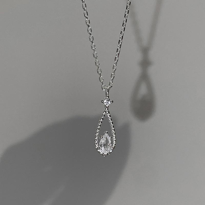 Product Introduction of Vòng Cổ Mặt Dây Chuyền Giọt Nước Zircon, Phong Cách Cổ Điển Sáng Bóng, Dành Cho Nữ, Thiết Kế Tối Giản, Dây Chuyền Xương Đòn Hình Giọt Nước, Kiểu Choker, Thích Hợp Cho Tiệc Cưới, Đồ Trang Sức 1