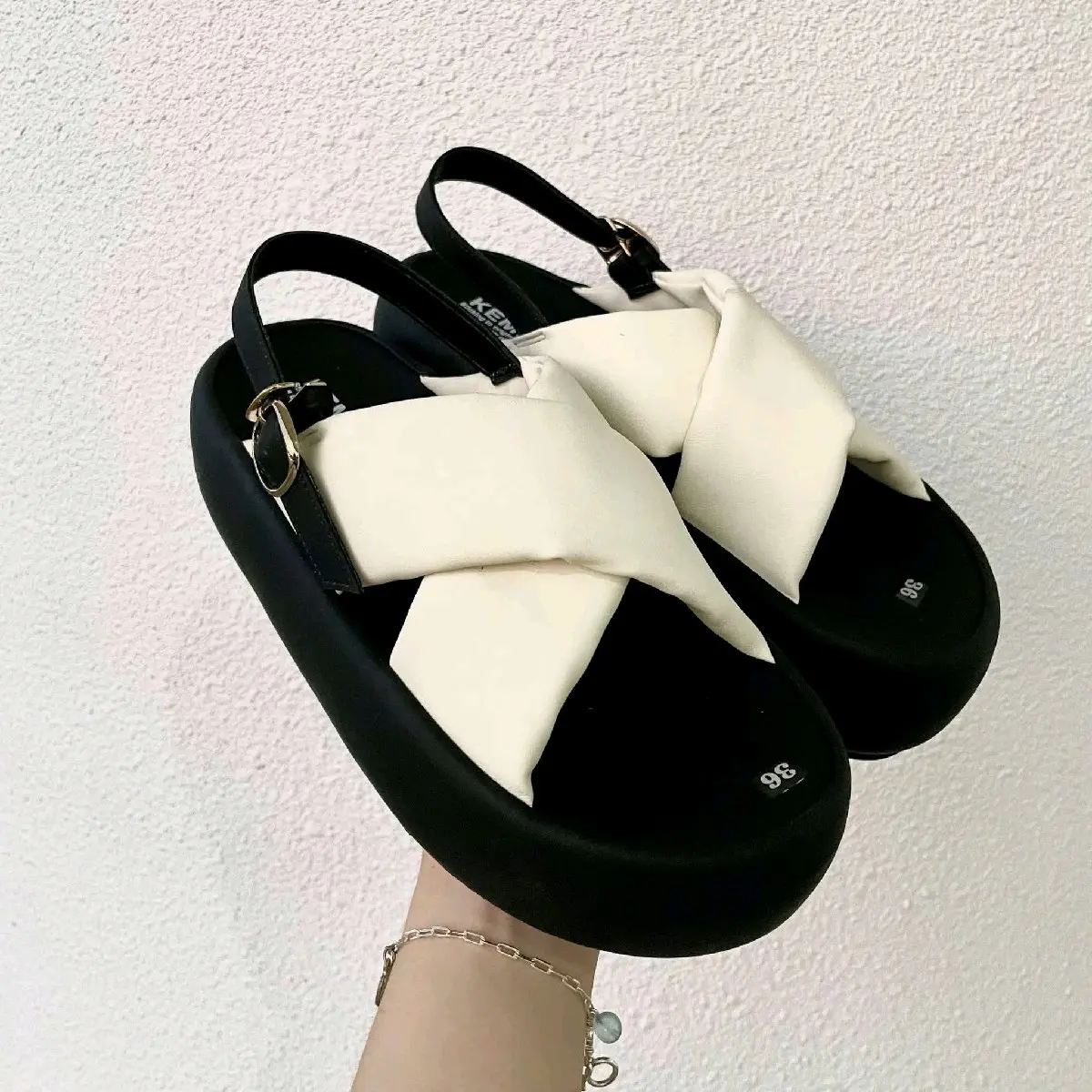 Giày sandan quai chéo,đế cao 3cm,5cm ,chân quai có may viền xung quanh chất chấn.