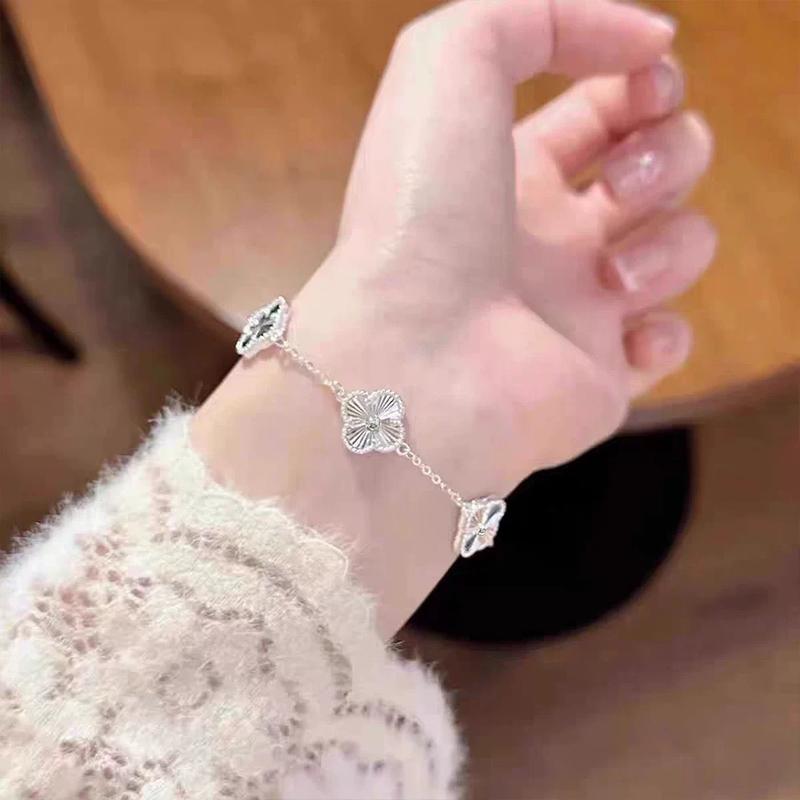  Lắc tay CỎ 4 LÁ  may mắn thiết kế tiểu thư dịu dàng nhẹ nhàng cho phong cách thanh lịch 