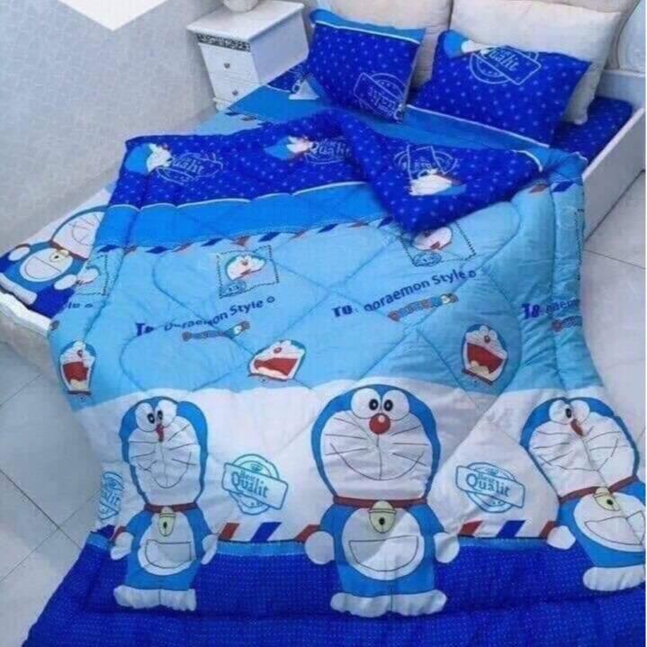 Bộ chăn phao 5 món mẫu Doremon cho giường kích thước M8x2m, ruột bông dày, gồm 1 chăn phao, 1 ga, 2 vỏ gối nằm và 1 vỏ gối ôm