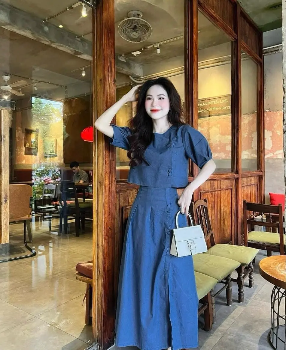 Sét jeans giấy nữ chất denim mềm mại màu xanh cổ tròn tay ngắn bồng phối chân váy dài midi xẻ cúc bọc trẻ trung tiểu thư