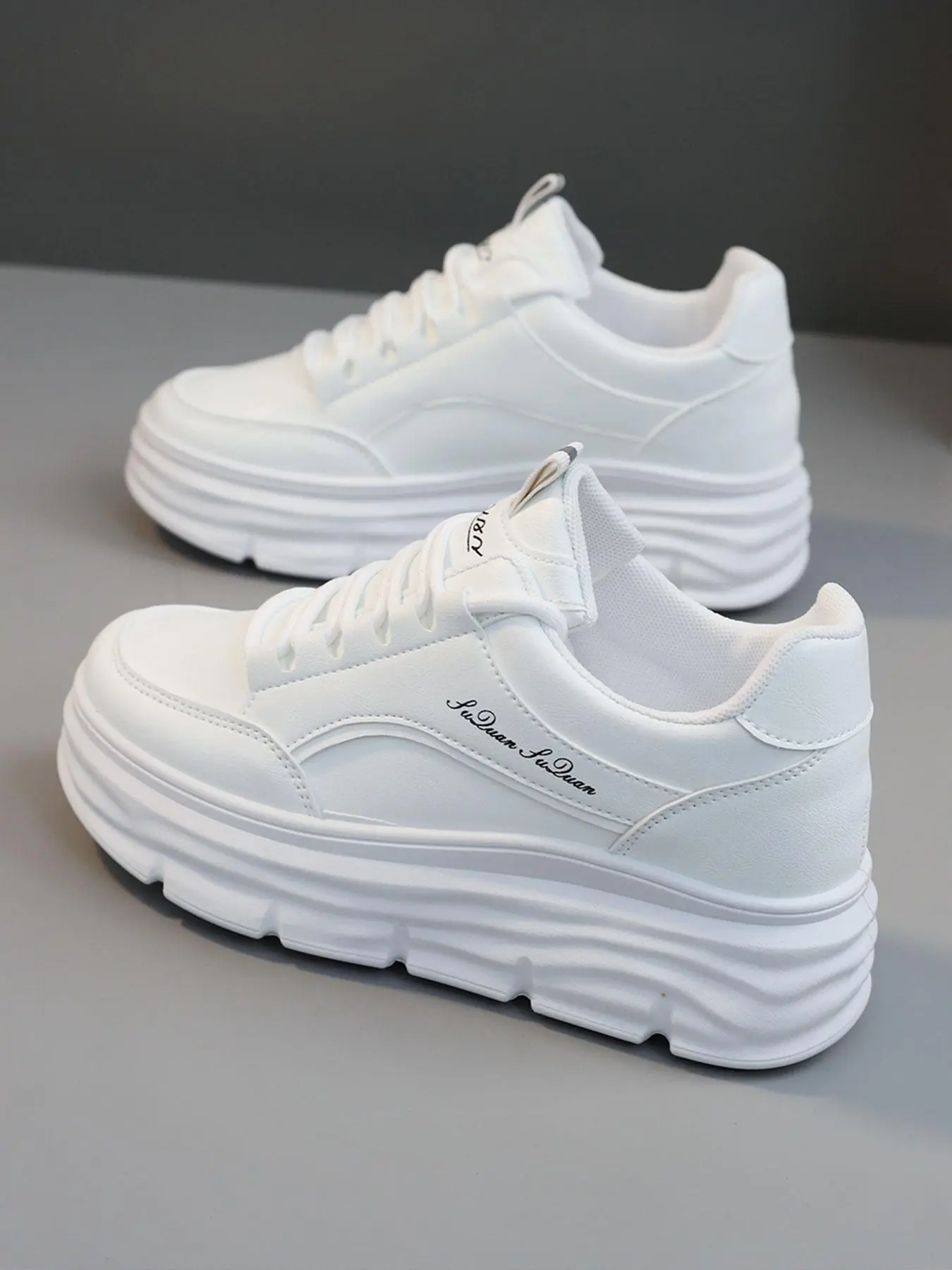 Women's Letter Label Design Lace Up Low Top Sneakers, Casual Comfortable Breathable Sports Shoes, All-match Round Toe Inner Height Increase Chunky Sneakers for Daily Life