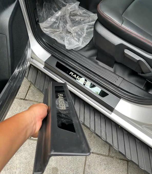 Bộ 4 Ốp Bậc Cửa, Nẹp Cửa Bước Chân Xe FORD RANGER - FORD EVEREST Đời 2023-2024- 2025 Nhựa ABS, Logo 3D Tráng Gương