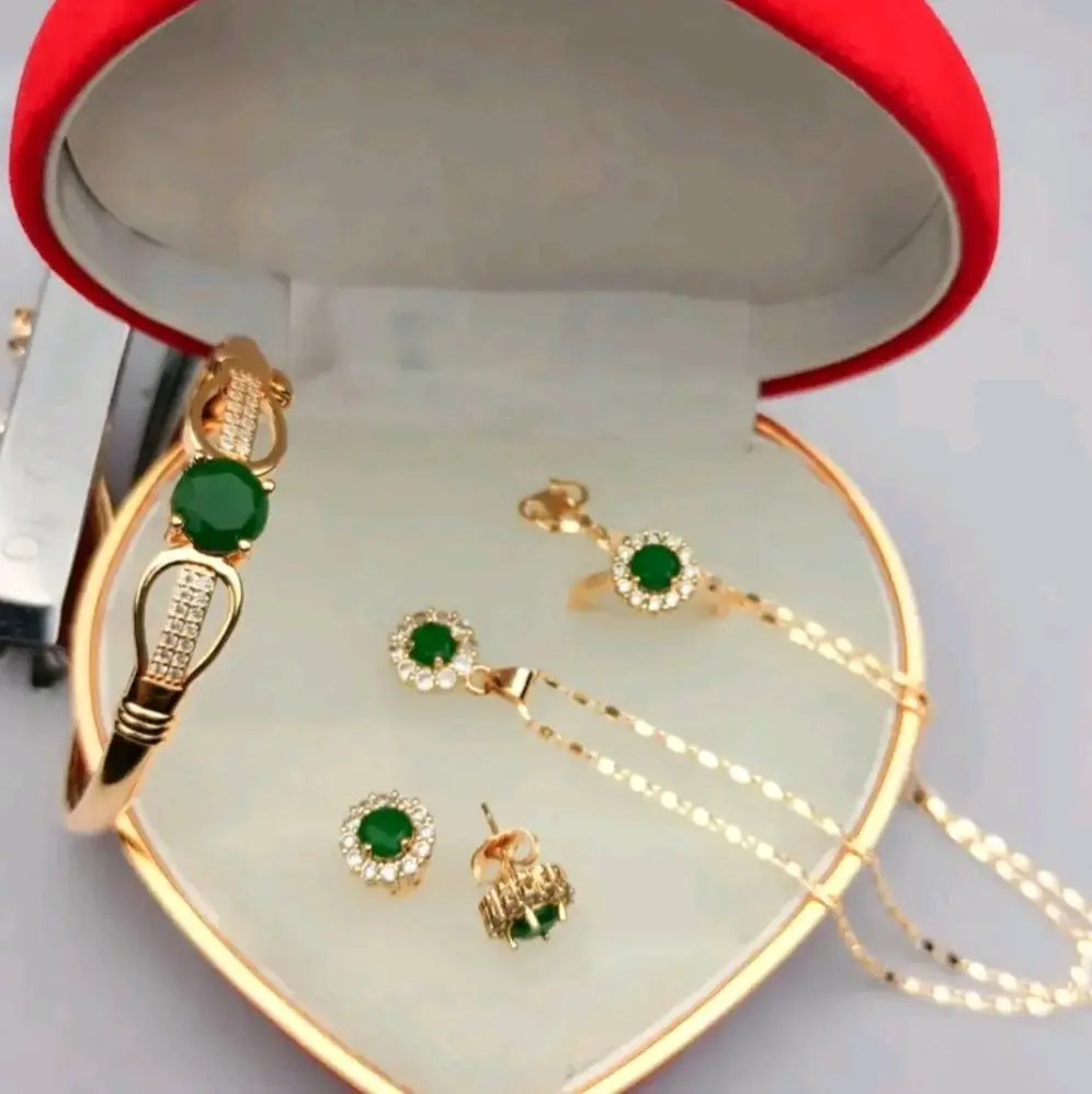 Perhiasan Fashion Wanita Full Set Titanium Permata Hijau Dan Merah Mewah Dan Elegan Terbaru 2026 Emas Berlian