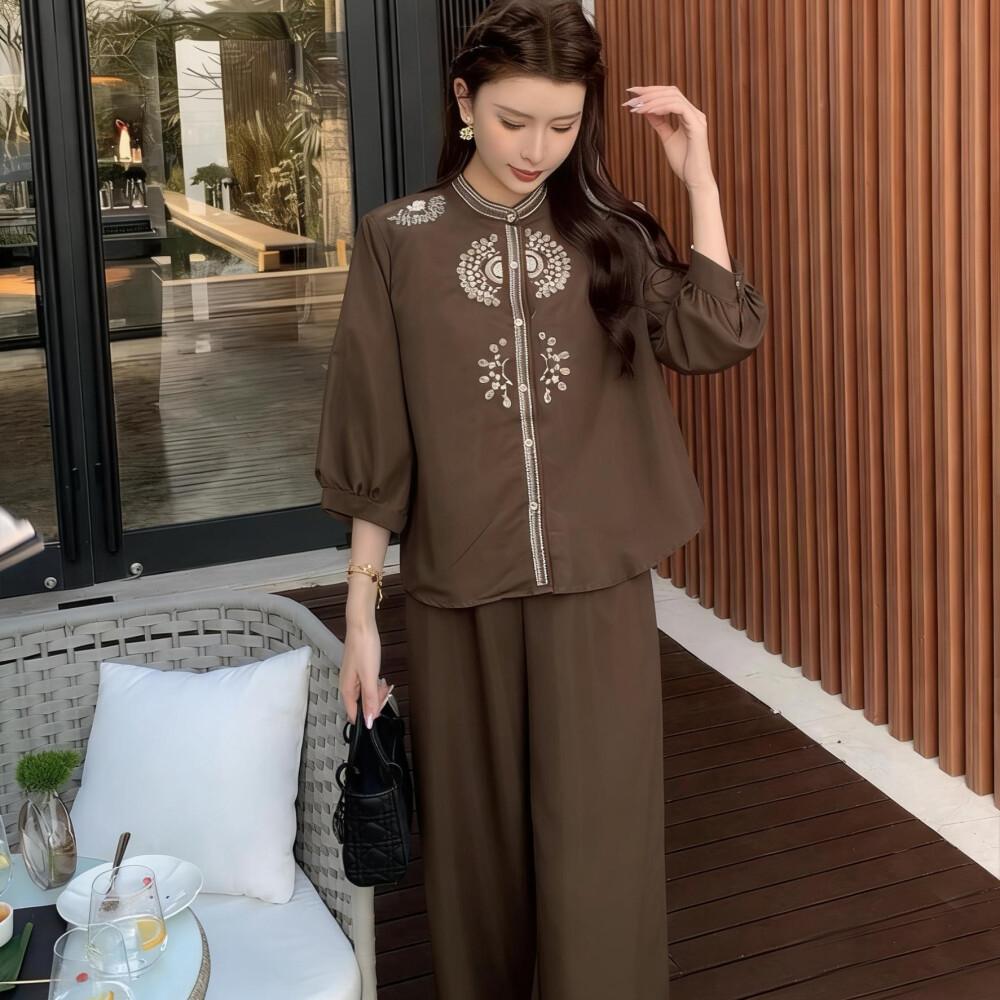 FADFAD Setelan dua potong atasan dan celana longgar dengan bordir.