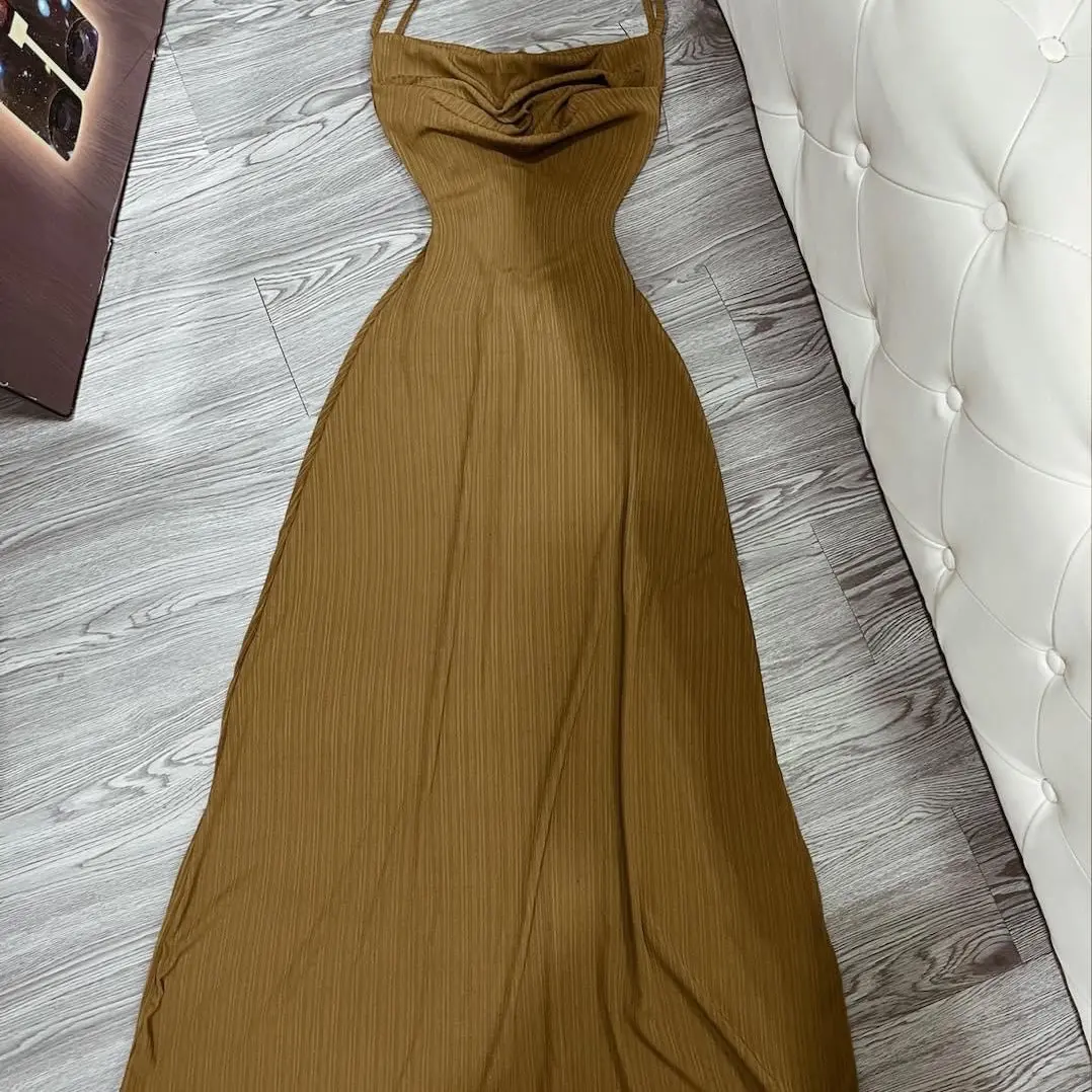 Đầm hở lưng cổ đổ xoè